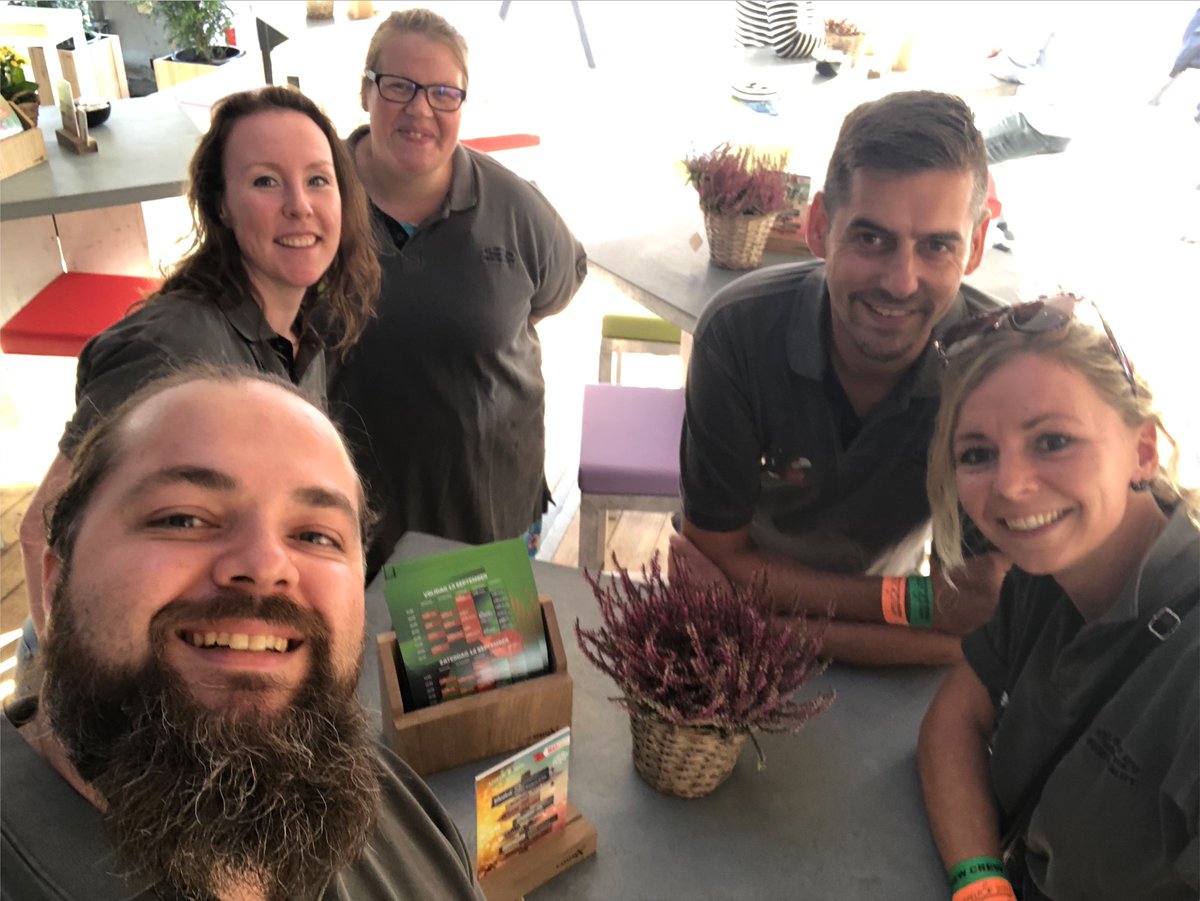 SocialClubTiel's tweet photo. Appelpop heeft onze hulp gevraagd en dus gaan we weer aan de schoonmaak tijdens Appelpop 2022! 

Wil jij meehelpen met #TielTipTop? Lees meer informatie over deelnemen en aanmelden op: https://t.co/OBFBlmekWA https://t.co/DQiIcfSwXw