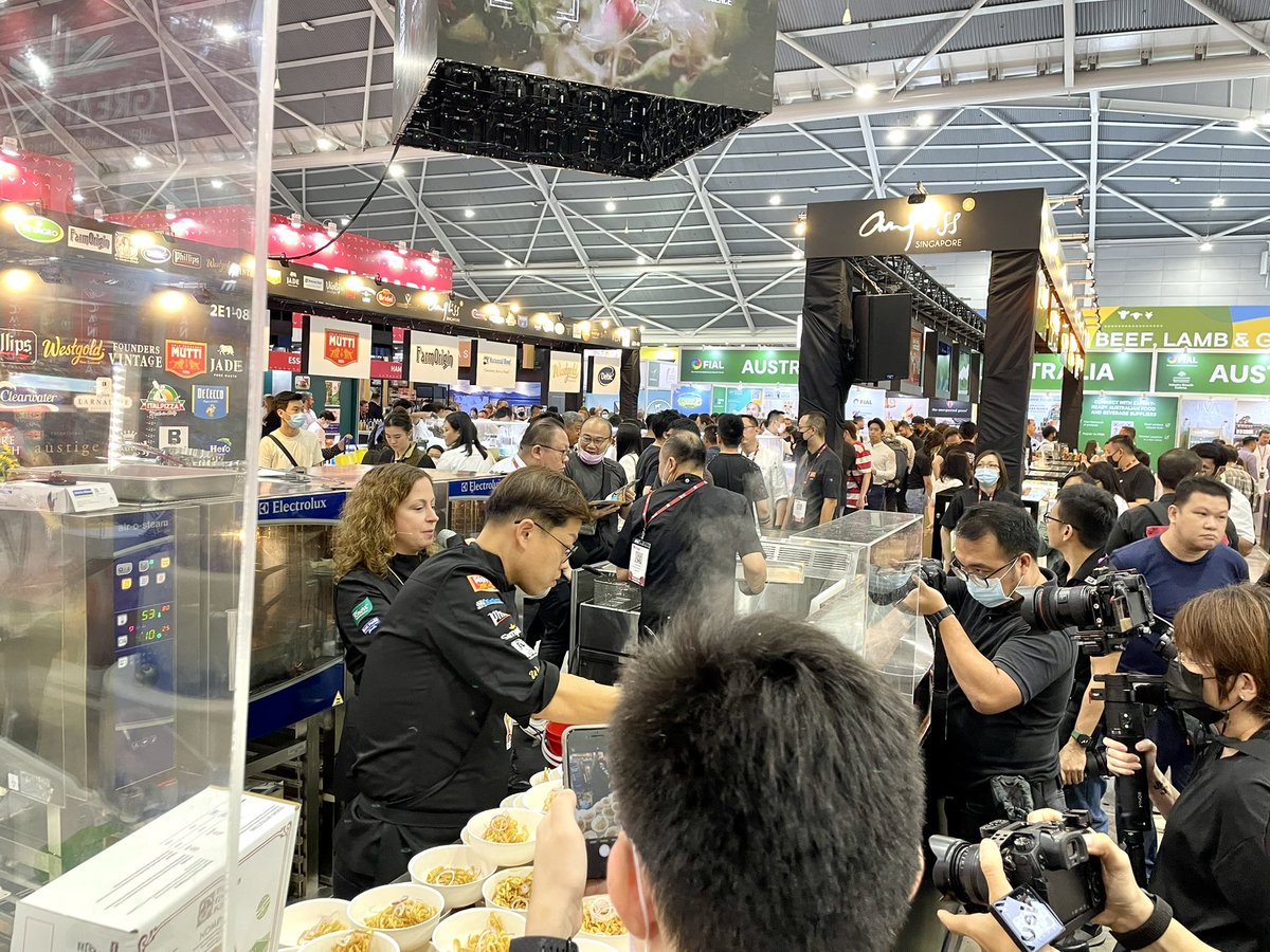 Etsuma2's tweet photo. 東南アジア最大級の食品見本市「Food&amp;HotelAsia (FHA) 」に行ってきました。
前回Expoで開催したのは2018年だったので、実に4年ぶりです。

今回は各国パビリオンの他に今流行りの「代替食品」のコーナーもあり、シンガポールでお馴染みのブランドから新しい物まで一度に見れて面白かったです。 https://t.co/aTrotpDrfO
