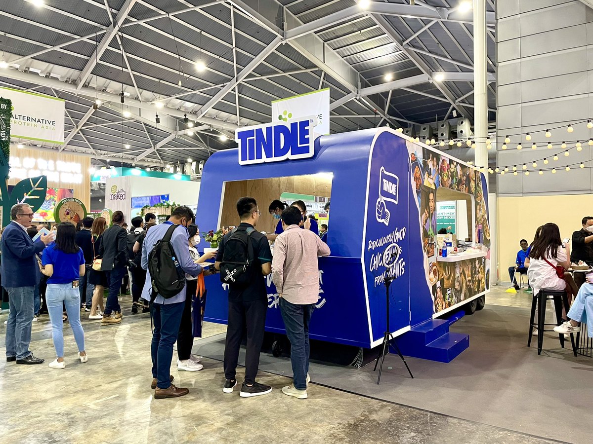 Etsuma2's tweet photo. 東南アジア最大級の食品見本市「Food&amp;HotelAsia (FHA) 」に行ってきました。
前回Expoで開催したのは2018年だったので、実に4年ぶりです。

今回は各国パビリオンの他に今流行りの「代替食品」のコーナーもあり、シンガポールでお馴染みのブランドから新しい物まで一度に見れて面白かったです。 https://t.co/aTrotpDrfO
