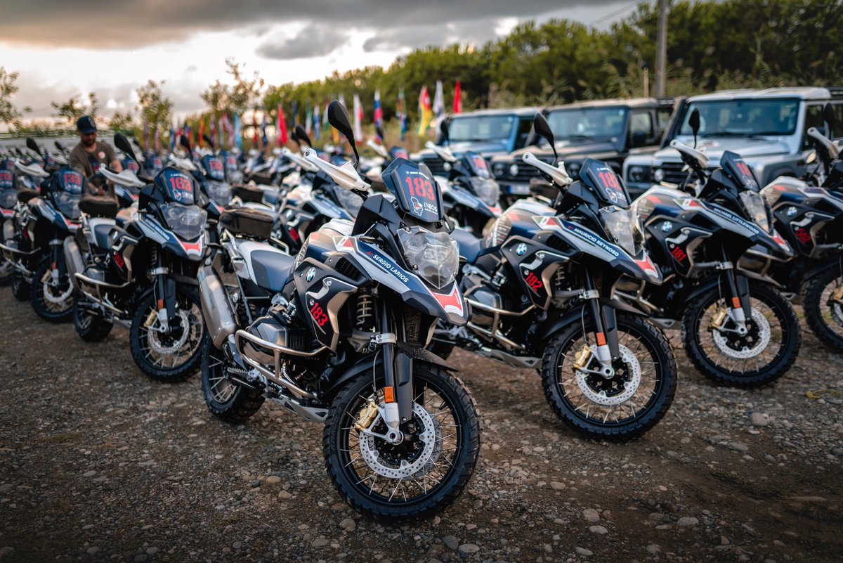 BMWGroupEspana's tweet photo. ¡Que comience la aventura! La octava edición del BMW Motorrad International GS Trophy nos deja estas imágenes de los 21 equipos internacionales listos para empezar los siete días y 1.230 km de recorrido de este año. #BMWGSTrophy #BMWMotorrad @BMWMotorradesp https://t.co/kZ5sW9qXuR