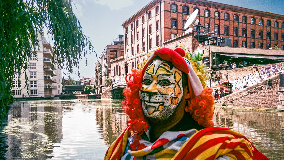 Homelessness charity @CafeArtUK gives out 100 single-use cameras to 100 homeless people every year to capture London📸 Aaron Little
bigissue.com/news/housing/h…