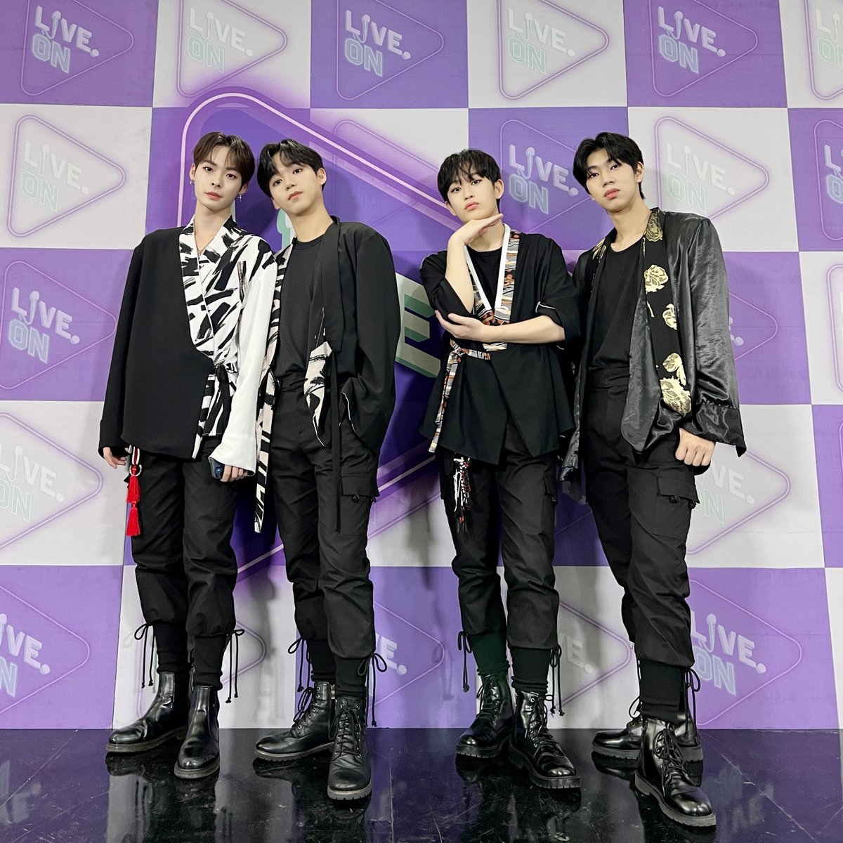 withus_official's tweet photo. [𝘄𝗶𝘁𝗵𝘂𝘀 𝗫 𝗟𝗜𝗩𝗘 𝗢𝗡]

아리랑TV 라이브온 시즌2📺 
모두 재미있게 시청하셨나요~? 
무대 중 나온 카드섹션도 보셨죠?! 
못보신 분들 위해..(✿◡‿◡)

❤조각상이 까무러칠 천상계 외모 위.더.스❤
바라만 봐도 흐-뭇-해‼ 듣기만 해도 행-복-해‼ https://t.co/gcRAKYOK8J