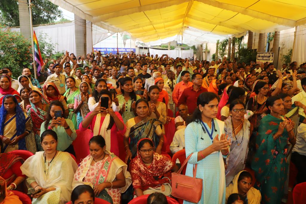 सीएम श्री <a href="/ChouhanShivraj/">Shivraj Singh Chouhan</a> ने बालाघाट के जिला सहकारी केन्द्रीय बैंक मर्यादित के परिसर में कुशाभाऊ ठाकरे सहकार भवन का लोकार्पण किया।इस अवसर पर माननीय श्री <a href="/fskulaste/">Faggan Singh Kulaste</a> जी,श्री <a href="/HardeepDang226/">Hardeep Singh Dang</a> जी,श्री <a href="/kawreramkishor/">Ramkishor Nano Kawre</a> जी,श्री <a href="/GauriShankarMP/">Gaurishankar Bisen</a> जी एवं अन्य गणमान्य जनप्रतिनिधि उपस्थित रहे।