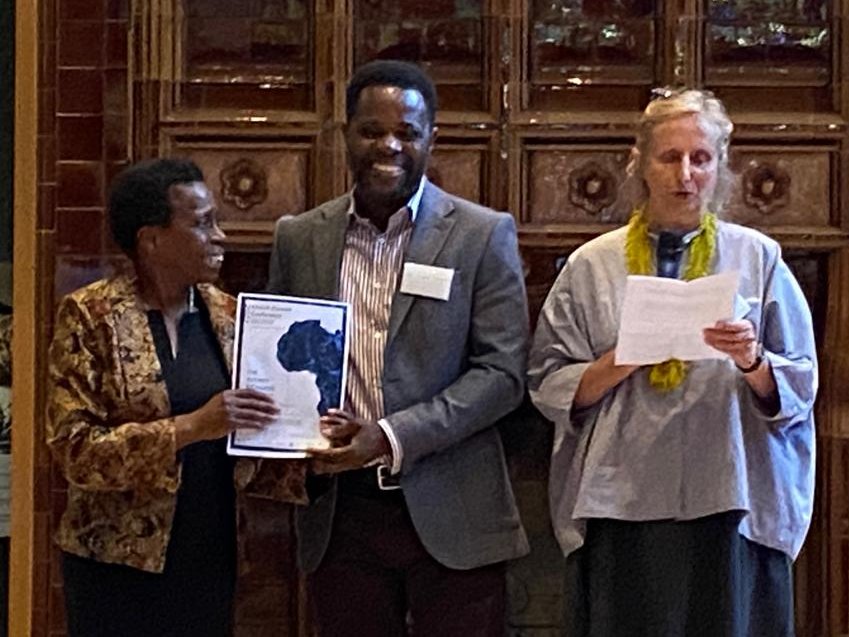 Professor Ola Uduku @twolatweet congratulates Dr Simeon Koroma @simkumalkoroma, while Carli Coetzee reads his citation as the winner of the 2022 Audrey Richards Prize for the best dissertation. Congratulations!