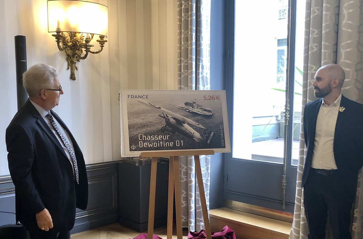 AeroclubFrance's tweet photo. [Événement] 5 sept. 2022 • Dévoilement du timbre de poste aérienne 2022 « Chasseur Dewoitine D1 » dans les salons de l’@AeroclubFrance par le président Patrick Gandil et le peintre de l’Air et de l’Espace @ArthurThomasArt #LaPoste #patrimoine #avgeek #dewoitine https://t.co/0v7D26mwW6