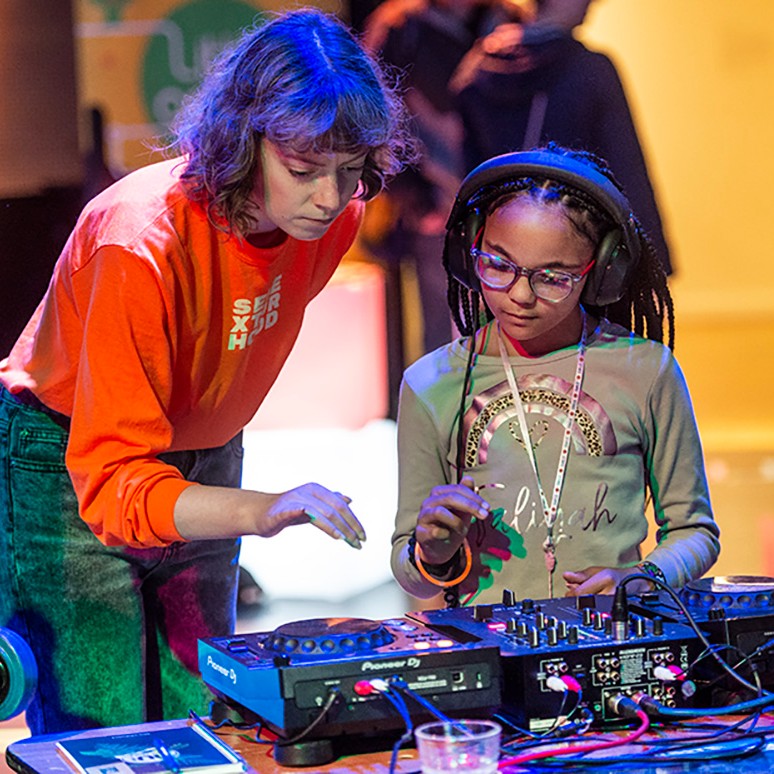 mac_birmingham's tweet photo. Children discover much more than their own creativity at MAC; they build new friendships in a welcoming & nurturing environment! Donate today to help us continue enriching the lives of young people in our community. 💛
#InternationalCharityDay #LoveMAC https://t.co/DI9P070pCA https://t.co/VSrS5jXOTY