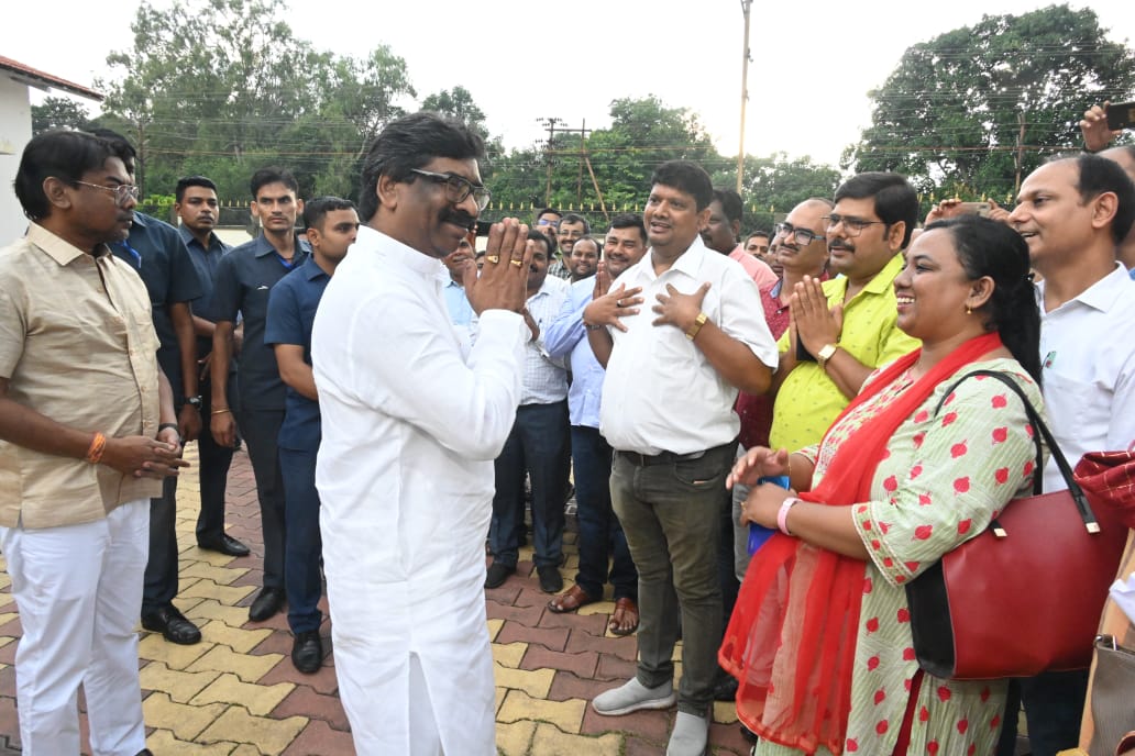 JharkhandCMO's tweet photo. मुख्यमंत्री श्री @HemantSorenJMM से राज्य जिला ग्रामीण विकास अभिकरण सेवा संघ के प्रतिनिधिमंडल ने मुलाकात कर मांग पत्र सौंपा। प्रतिनिधिमंडल ने मुख्यमंत्री से अपनी मांगों की दिशा में पहल करने का आग्रह किया। मुख्यमंत्री ने उनकी मांगों पर उचित कार्रवाई करने का भरोसा दिया। https://t.co/TclGt17yqG