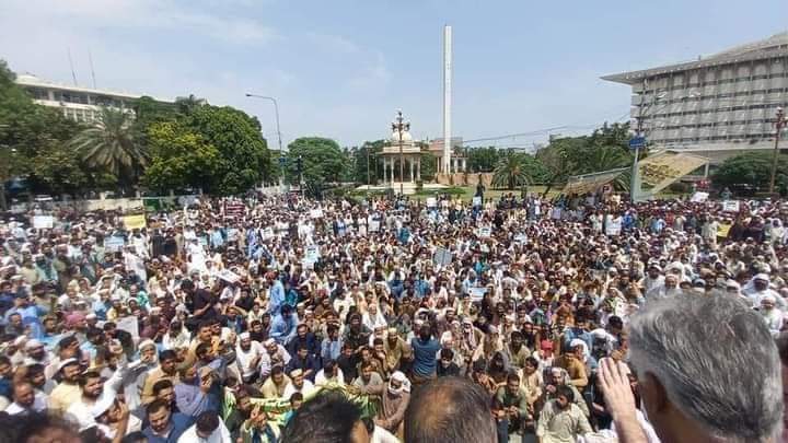 Sharef_Kakar's tweet photo. #Maria_Mohamand who was brutally killed by a mob in Punjab a few days ago.
Today, thousands of people protested in front of the Punjab Assembly to bring justice to Maria Mohmand.
Give 
#Justice4Maria https://t.co/iRwS0OwoZL