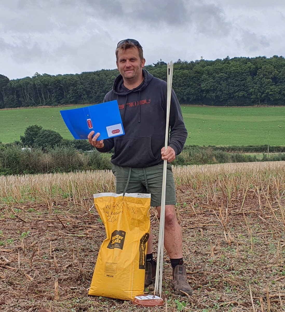 tomallenstevens's tweet photo. Next stop on the #SlugResistantWheat tour is James Lee @LeeFarming who farms with Jonathan & father Nick in Devon. No stranger to on-farm trials (nor to slugs) James took part in the #SlugBot project led by @CHAPAgriTech @DrJennaRoss with @smallrobotco
Join us @bofinfarmers https://t.co/Uja7HrZ5kk