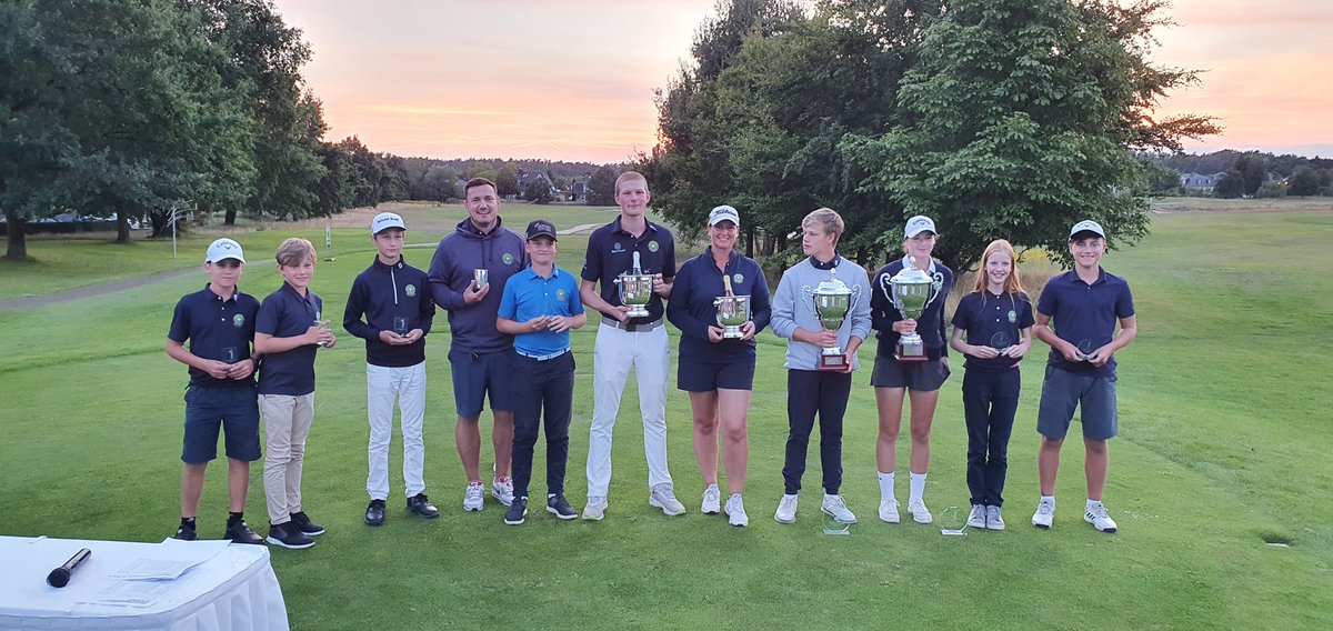 Golf_Seddin's tweet photo. Unsere starken Clubmeister des @Golf_Seddin des Jahres 2022. Hervorragende Leistungen nach langem Kämpfen um die Pokale. Dank auch an alle Beteiligten und Gäste für diesen wunderschönen Event! #clubmeisterschaften #Golf https://t.co/bIaH6hZdKl