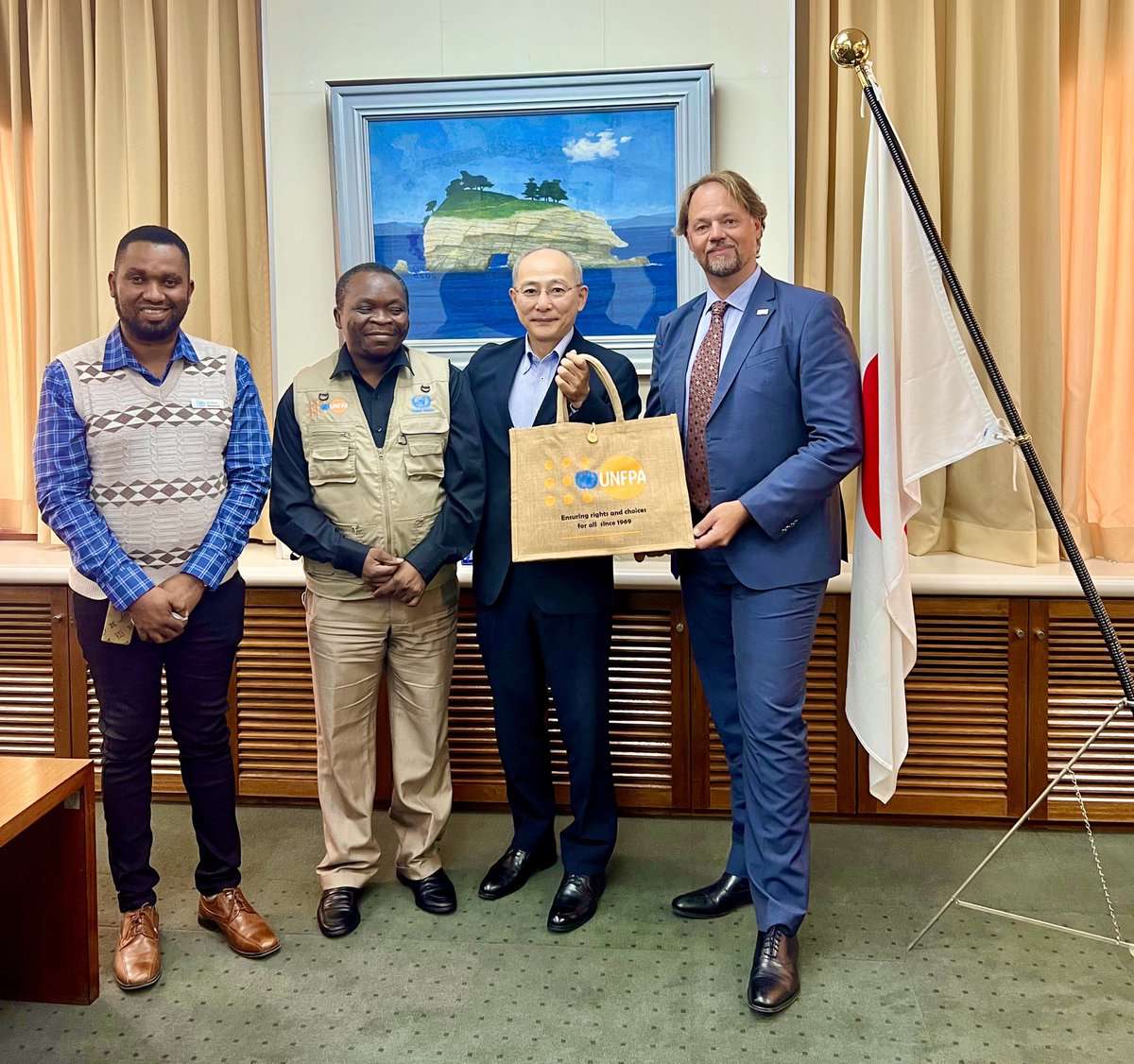 UNFPATanzania's tweet photo. UNFPA Rep @MarkB_Schreiner paid a courtesy call to the new Ambassador of Japan 🇯🇵 in Tanzania 🇹🇿 Hon.#YasushiMisawa @JapanAmb_TZ 

@UNFPA appreciates partnership #JAPAN improving #SRHR for women &amp; adolescent girls

Rights and choices for all 

#PartnersAtCore

#UNTZ 🇺🇳 https://t.co/pEfRtnpeOB