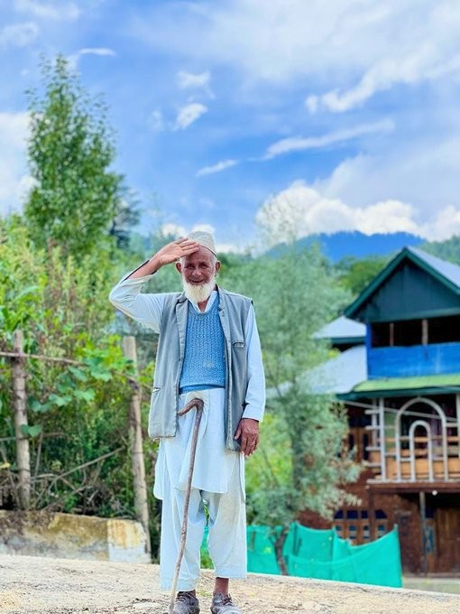 Smile, Happiness &amp; Trust from North #Kashmir.
These happy faces make my #Kashmir peaceful &amp; prosperous. 

#KashmirBlossoming #ShiningJammuKashmir
#NayaKashmir #KashmirKiNayiTasvee
#PeacefulJammuKashmir
