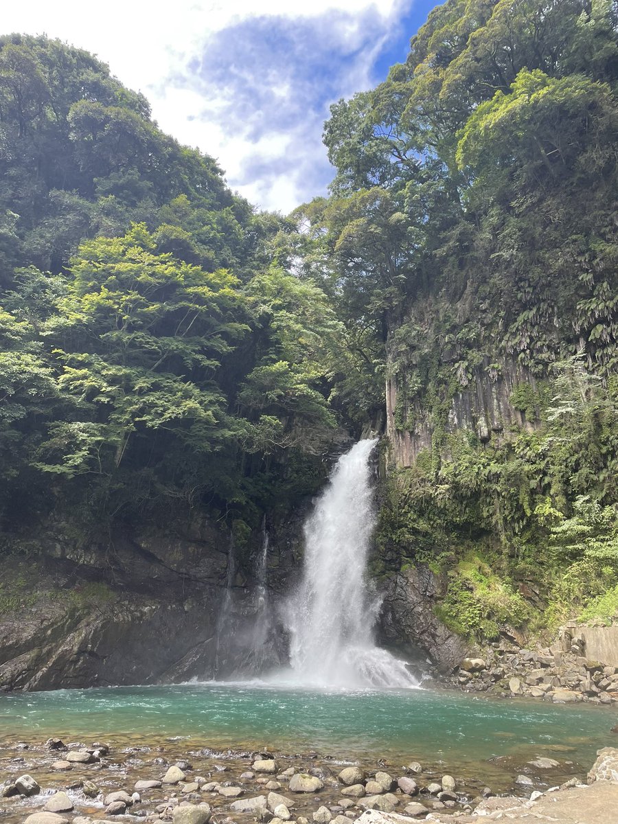 滝と温泉とプールもあって最高すぎ！
全然人もいないし😳