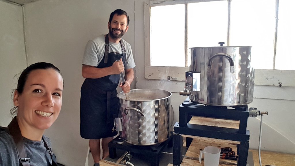 Laura_Boutheau's tweet photo. C'est parti, après de nombreuses lectures, on se jette enfin dans le grand bain...ou plutôt #brassin. On continue de lire, apprendre, tester, pendant que ça barbotte 👩🔬👨🔬
#brewing #bièreartisanale https://t.co/9c0dtigzAA