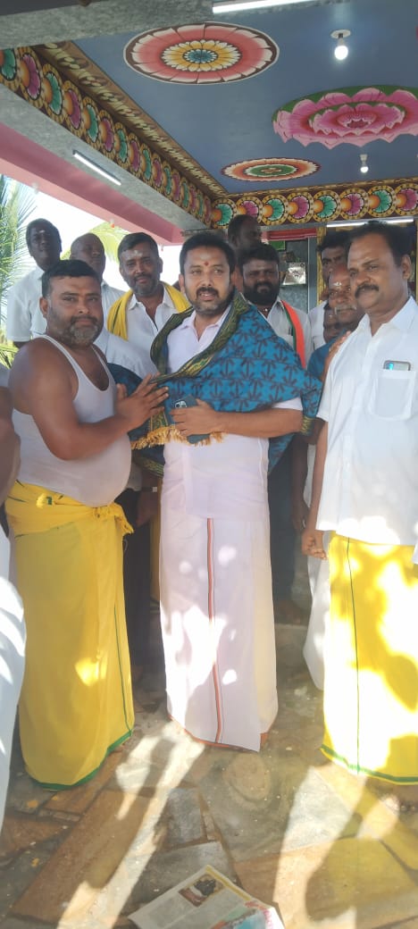 bjpkarurdt's tweet photo. அரவக்குறிச்சி பேரூராட்சி கரடிபட்டி அருள்மிகு வெற்றி விநாயகர், அருள்மிகு முத்தாலம்மன் ஆலய கும்பாபிஷேகம் மற்றும் அன்னதான நிகழ்வில் கலந்து கொண்ட மாவட்ட தலைவர் திரு @VVSenthilnathan அவர்களுக்கு ஊர் பொதுமக்கள் சார்பில் சிறப்பான வரவேற்பு அளிக்கப்பட்டது.
@annamalai_k @KPRamalingamMP https://t.co/fc8nExbOgT