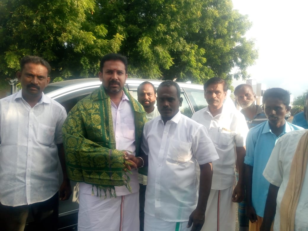 bjpkarurdt's tweet photo. அரவக்குறிச்சி பேரூராட்சி கரடிபட்டி அருள்மிகு வெற்றி விநாயகர், அருள்மிகு முத்தாலம்மன் ஆலய கும்பாபிஷேகம் மற்றும் அன்னதான நிகழ்வில் கலந்து கொண்ட மாவட்ட தலைவர் திரு @VVSenthilnathan அவர்களுக்கு ஊர் பொதுமக்கள் சார்பில் சிறப்பான வரவேற்பு அளிக்கப்பட்டது.
@annamalai_k @KPRamalingamMP https://t.co/fc8nExbOgT