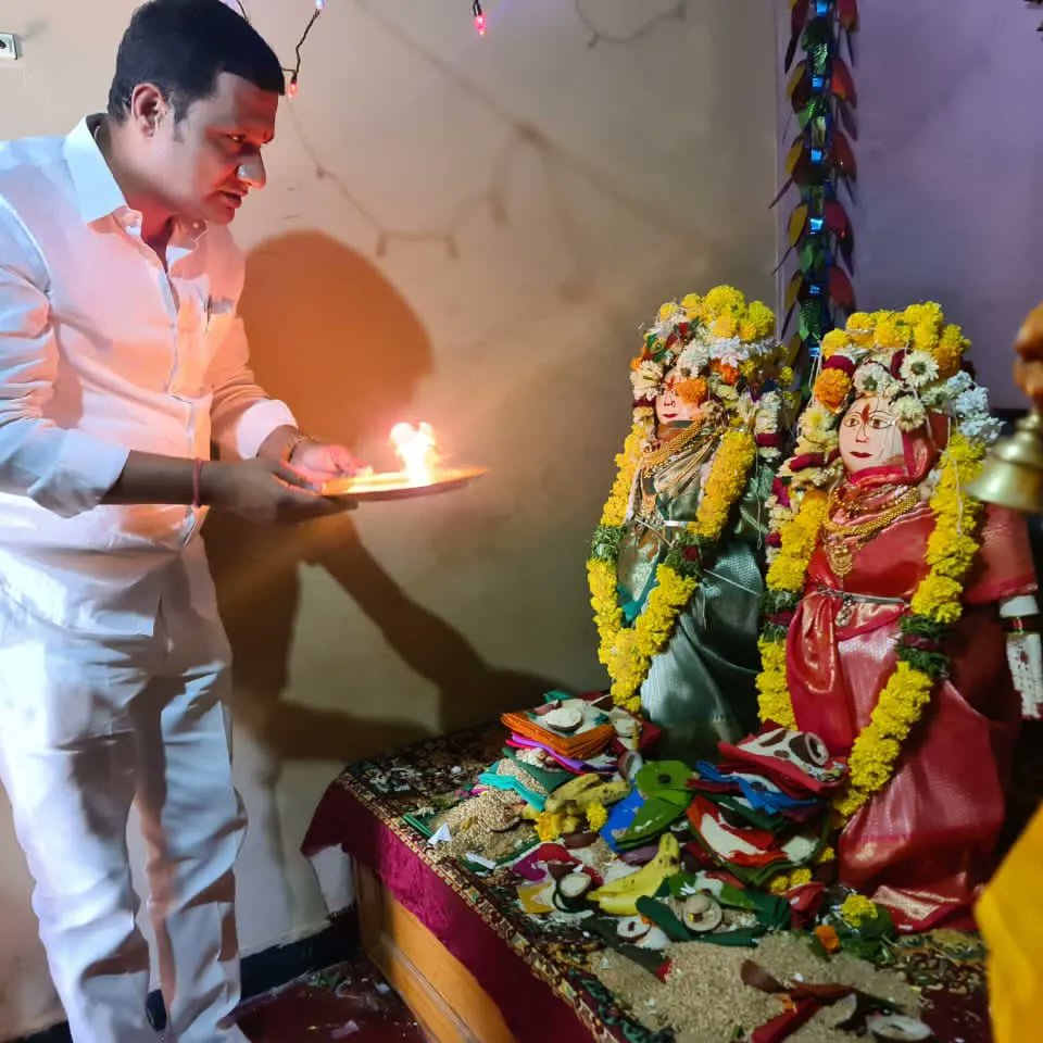 DSP4BJP's tweet photo. ಚಿಟ್ಟಗುಪ್ಪಾ ಪಟ್ಟಣದ ಬಿಜೆಪಿಯ ಹಿರಿಯ ಮುಖಂಡರಾದ  ಶ್ರೀ ಅನಿಲ ಜೋಶಿ ಅವರ ಮನೆಗೆ ತೆರಳಿ ಶ್ರೀ ಮಾಹಾಲಕ್ಷ್ಮೀ ಪೂಜೆಯಲ್ಲಿ ಪಾಲ್ಗೊಂಡು ಆಶೀರ್ವಾದ ಪಡೆಯಲಾಯಿತು. ಮನೆ ಮಗನಂತೆ ಕಂಡು‌ ನನ್ನನ್ನು ಸತ್ಕರಿಸಿ ಅಭಿನಂದಿಸಿದ ಜೋಶಿ ಕುಟುಂಬಕ್ಕೆ ಸದ��� ಋಣಿಯಾಗಿರುವೆ.

#drsiddupatilhumanabad https://t.co/hWAGqCjQdv