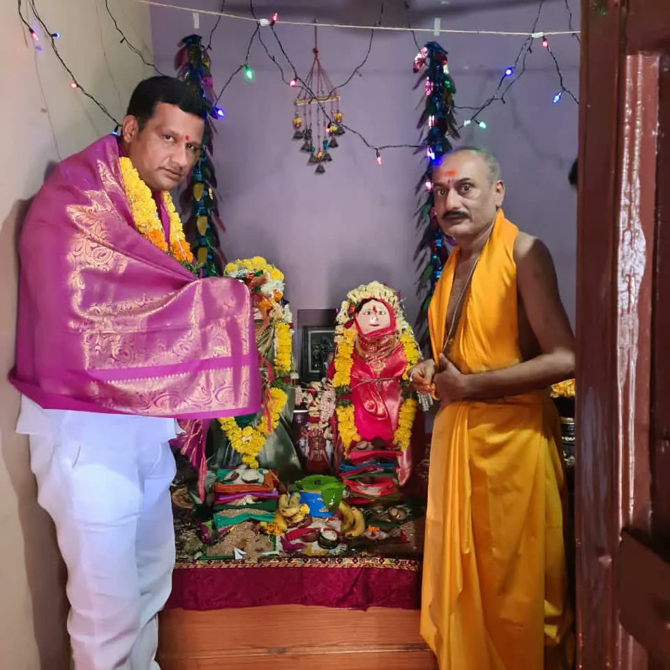 DSP4BJP's tweet photo. ಚಿಟ್ಟಗುಪ್ಪಾ ಪಟ್ಟಣದ ಬಿಜೆಪಿಯ ಹಿರಿಯ ಮುಖಂಡರಾದ  ಶ್ರೀ ಅನಿಲ ಜೋಶಿ ಅವರ ಮನೆಗೆ ತೆರಳಿ ಶ್ರೀ ಮಾಹಾಲಕ್ಷ್ಮೀ ಪೂಜೆಯಲ್ಲಿ ಪಾಲ್ಗೊಂಡು ಆಶೀರ್ವಾದ ಪಡೆಯಲಾಯಿತು. ಮನೆ ಮಗನಂತೆ ಕಂಡು‌ ನನ್ನನ್ನು ಸತ್ಕರಿಸಿ ಅಭಿನಂದಿಸಿದ ಜೋಶಿ ಕುಟುಂಬಕ್ಕೆ ಸದ��� ಋಣಿಯಾಗಿರುವೆ.

#drsiddupatilhumanabad https://t.co/hWAGqCjQdv