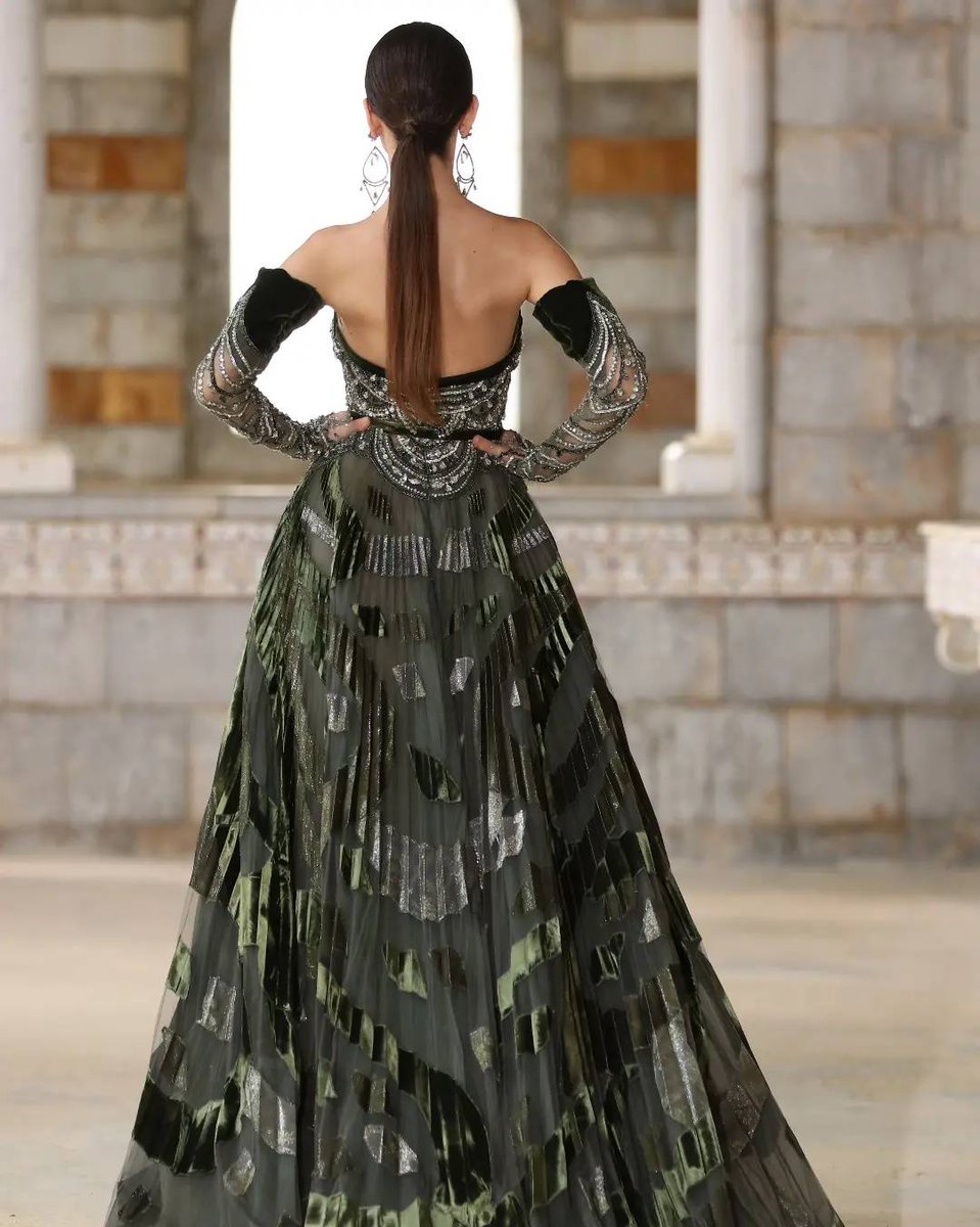 ZiadNakadWorld's tweet photo. Luxury never goes out of fashion!
π€π€
#Rhombus
β¨
#ZiadNakad FW22/23 Couture Collection
...
#ZN #FW23 #RhombusCollection #HauteCouture2023 #ParisHauteCoutureWeek #HauteCouture #FallWinter2023 #Lebanon #Beirut #Paris #France #China #Russia #India #PFW23 https://t.co/PTHwazvWR6