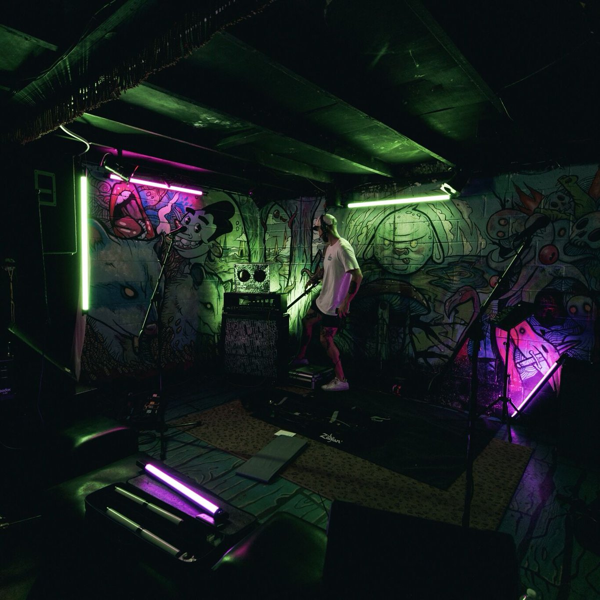 GodoxGlobal's tweet photo. Some music video behind-the-scene looks featuring our #TL120. Director Kyle Andrew Loftus(KAL VISUALS) used the TL120 rigged on set to create vibrant vibes. Would you like to see this set with TL180?
#godox #TL180 #tubelight #TL60 #TL30 #ledlight #videoproduction #musicvideo https://t.co/6PTmGwRWpd