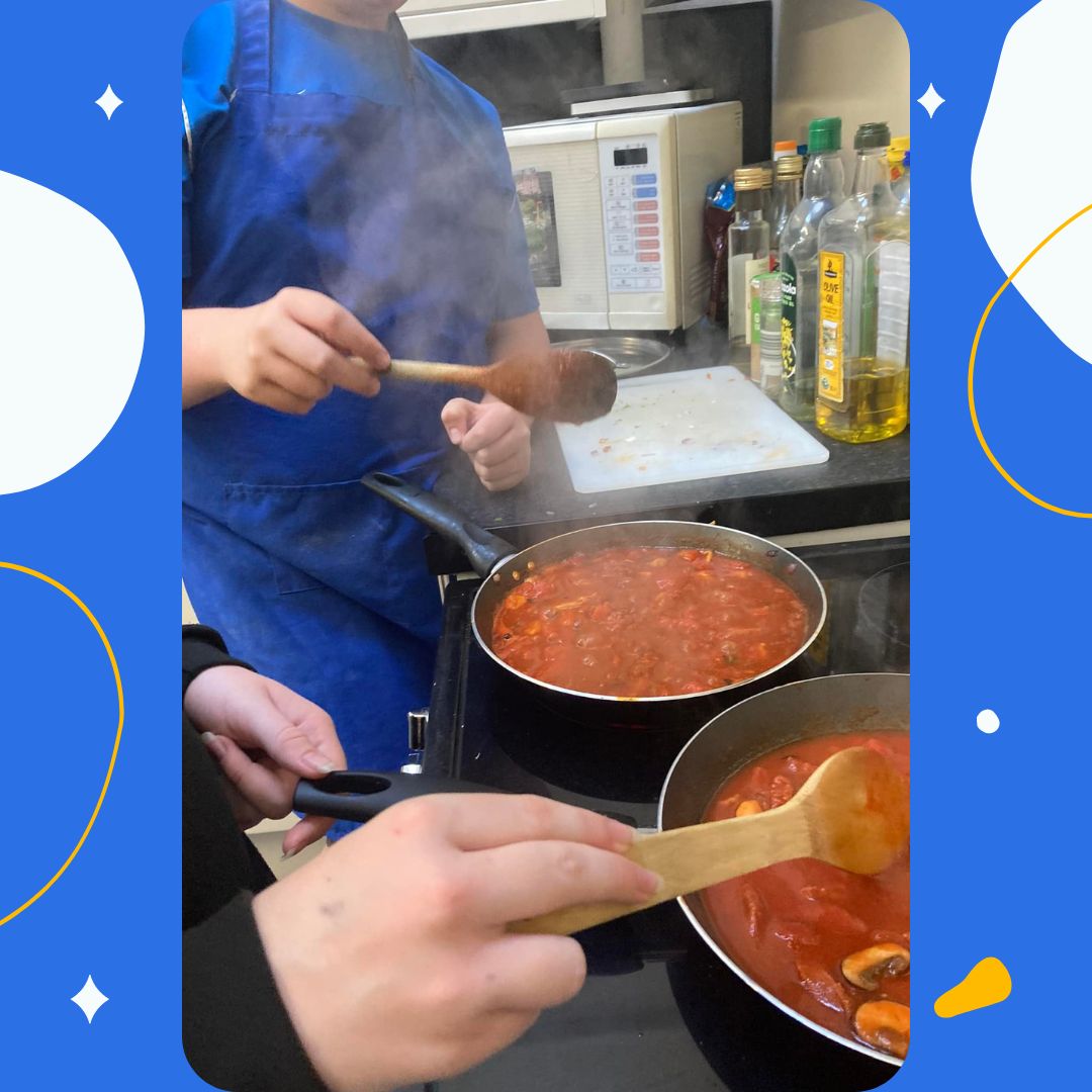 MAXinfo_Dundee's tweet photo. Youth cooking group cooked up pizzas and pasta dishes today. Lots of fresh veg and herbs from our garden and they all created their own sauces. With a side of garlic bread. Great job and great fun, well done everyone! https://t.co/kBRhFLMpUh