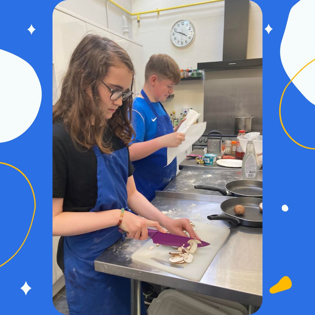 MAXinfo_Dundee's tweet photo. Youth cooking group cooked up pizzas and pasta dishes today. Lots of fresh veg and herbs from our garden and they all created their own sauces. With a side of garlic bread. Great job and great fun, well done everyone! https://t.co/kBRhFLMpUh