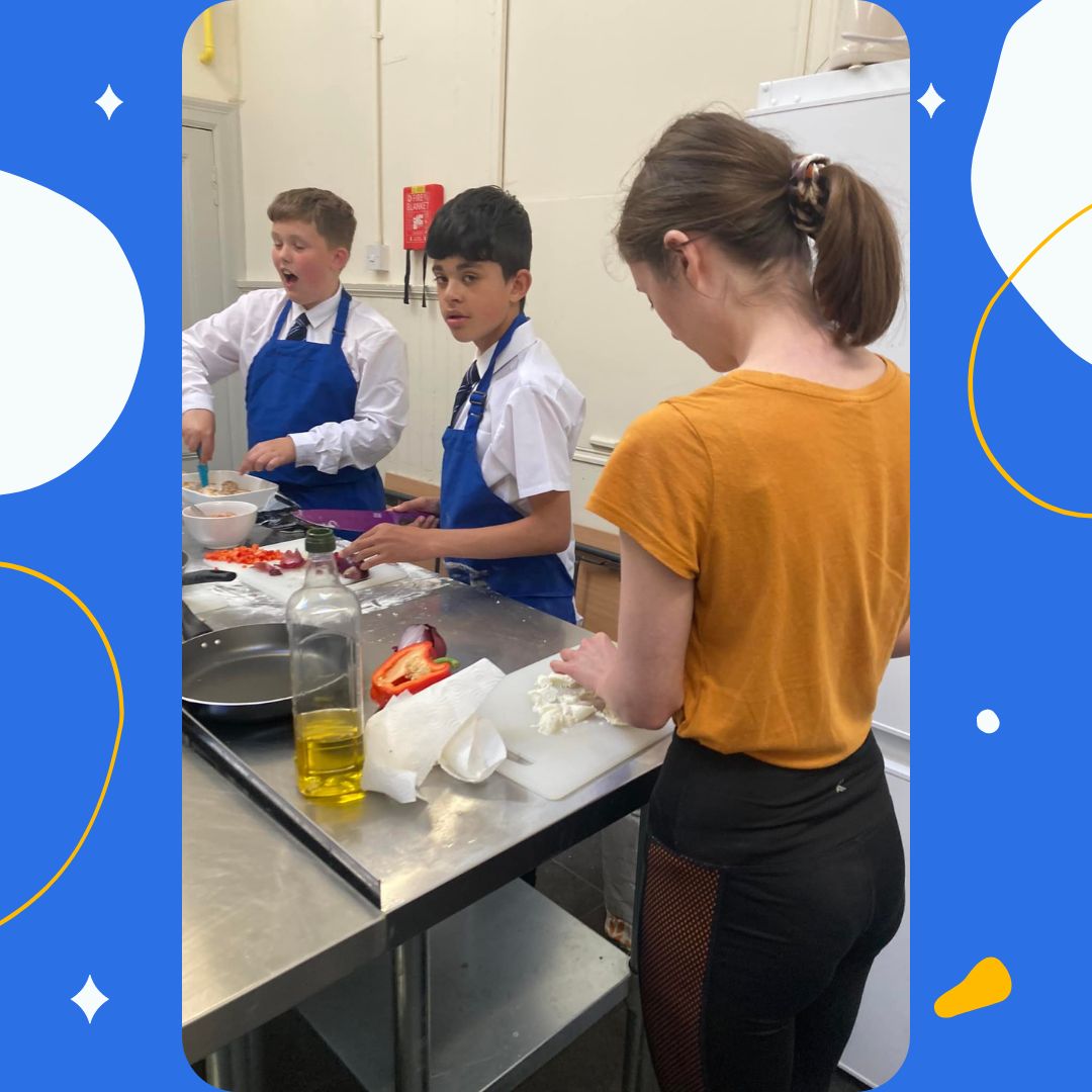 MAXinfo_Dundee's tweet photo. Youth cooking group cooked up pizzas and pasta dishes today. Lots of fresh veg and herbs from our garden and they all created their own sauces. With a side of garlic bread. Great job and great fun, well done everyone! https://t.co/kBRhFLMpUh