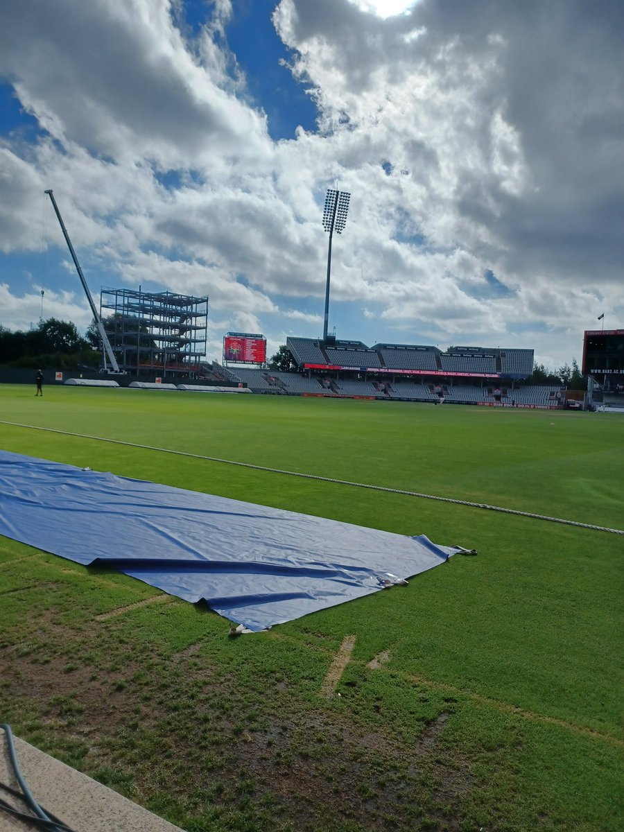 barnettmike26's tweet photo. A perfect day for the return of #ProperCrkcket at Old Trafford. Yorkshire have five players in their XI with four-letter surnames - Lyth, Bean, Coad, Bess, and Hill - I doubt that happens often. #LANvYOR #RosesMatch #bbccricket https://t.co/11mttJDNSG