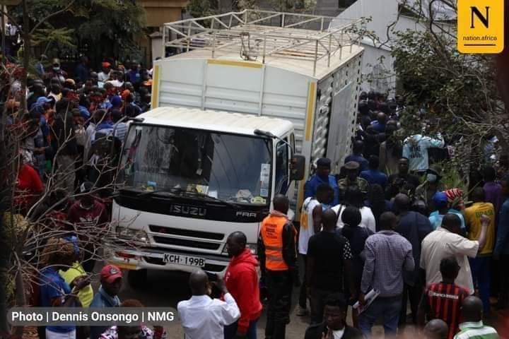 #SupremeCourtruling Ati hii lorry ya baba ilikua imejaa gazeti mzee tupu...😂😂