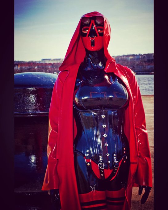 The little one... in the hood... something red...
#latexlife #latexdoll #latexfetish #latex #corset #inpublic