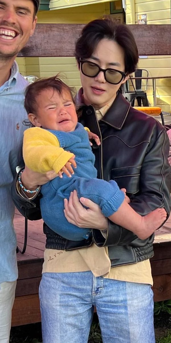 kjmplace's tweet photo. One thing is sure is that Junmyeon isn’t a father in secret cause no one holds the damn baby like that I’m crying 😭 he about to drop him https://t.co/7pyUAWYVXN
