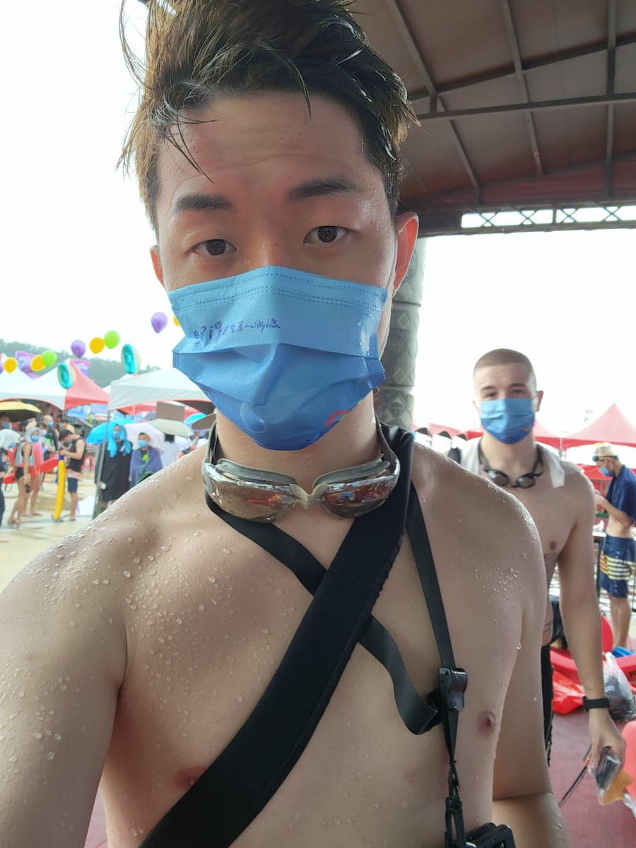 整理照片 意外發現後面有帥哥