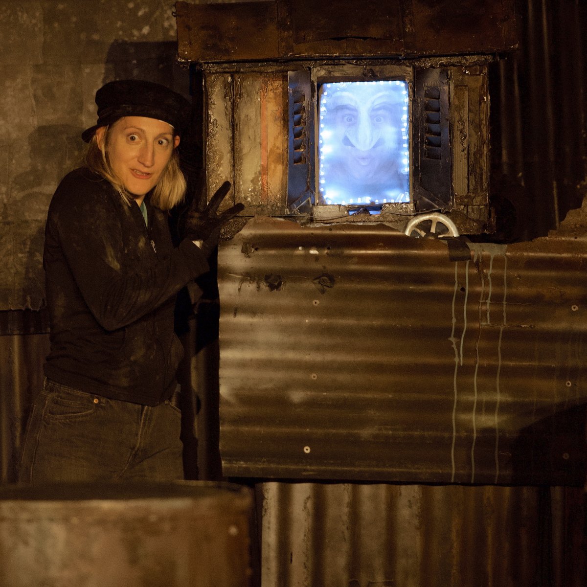 Mit einer furiosen Vorstellung der am weitesten angereisten Gäste aus Quebec/Kanada endete am Sonntag die 6. Deutsche Figurentheaterkonferenz  in Northeim. Olivia Faye Lathuillière und Jacob Brindamour von der Theatergruppe Les Sages Fous zeigten ihr Stück "The Orphan Circus".