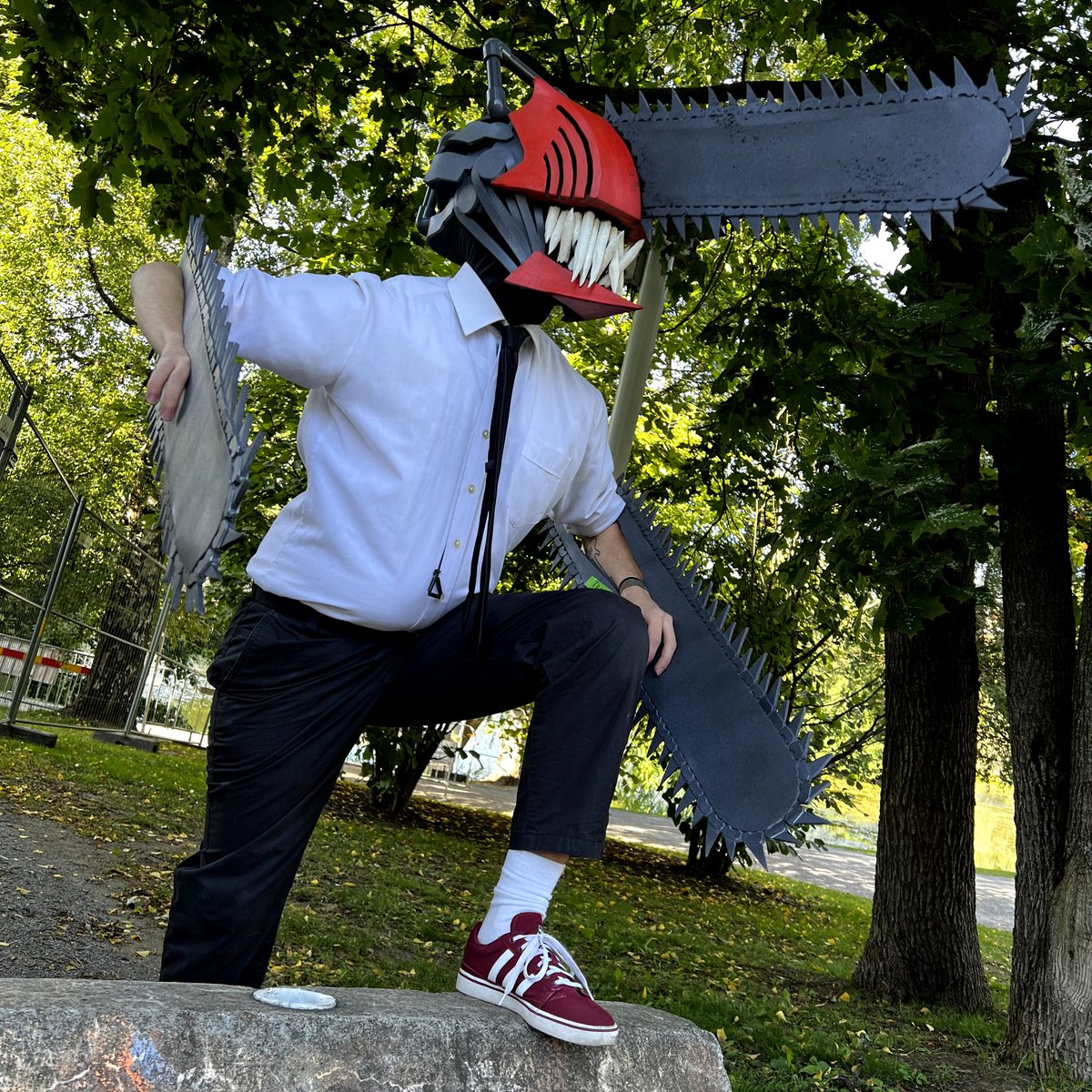 Benjimon7's tweet photo. Chainsaw Man cosplay pics! I amazingly only lost one chainsaw tooth during the entirety of Tracon, so I'm gonna call that a win.

Pictures taken by @Aironslug using @velippe 's phone (with a way better camera than mine). Big thanks to both! https://t.co/sk6HpE0HAv