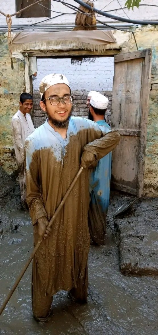 اگر سیلاب متاثرین کی حقیقی معنوں میں کسی نے مدد کی ہے تووہ صرف  مدارس کے علماء کرام و طلباء کرام اور پاک فوج ہی نے کی ہے باقی تو مدد کی اکٹنگ کر رہے ھیں۔
<a href="/HamidMirPAK/">Hamid Mir حامد میر</a> 
<a href="/MAbdullahGul/">Abdullah Gul</a> 
<a href="/ArifSiddiquiPk/">Dr. Arif Siddiqui</a> 
<a href="/iAimalKhan/">Aimal Khan 🇵🇰</a> 
<a href="/ammarkhanyasir/">Ammar Khan Yasir</a> 
<a href="/SaleemKhanSafi/">Saleem Safi</a>