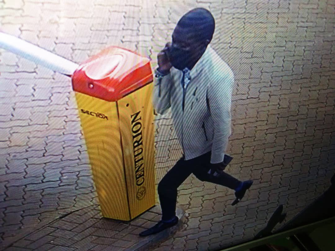 bruth_mukunzi's tweet photo. This individual ordered for a phone ( Samsung S20 brand new pack)to be delivered to him at mestil hotel and he ran away with it. If u can easily identify him please inbox me 0756555297 . A big reward awaits https://t.co/KDH1VGsq2P