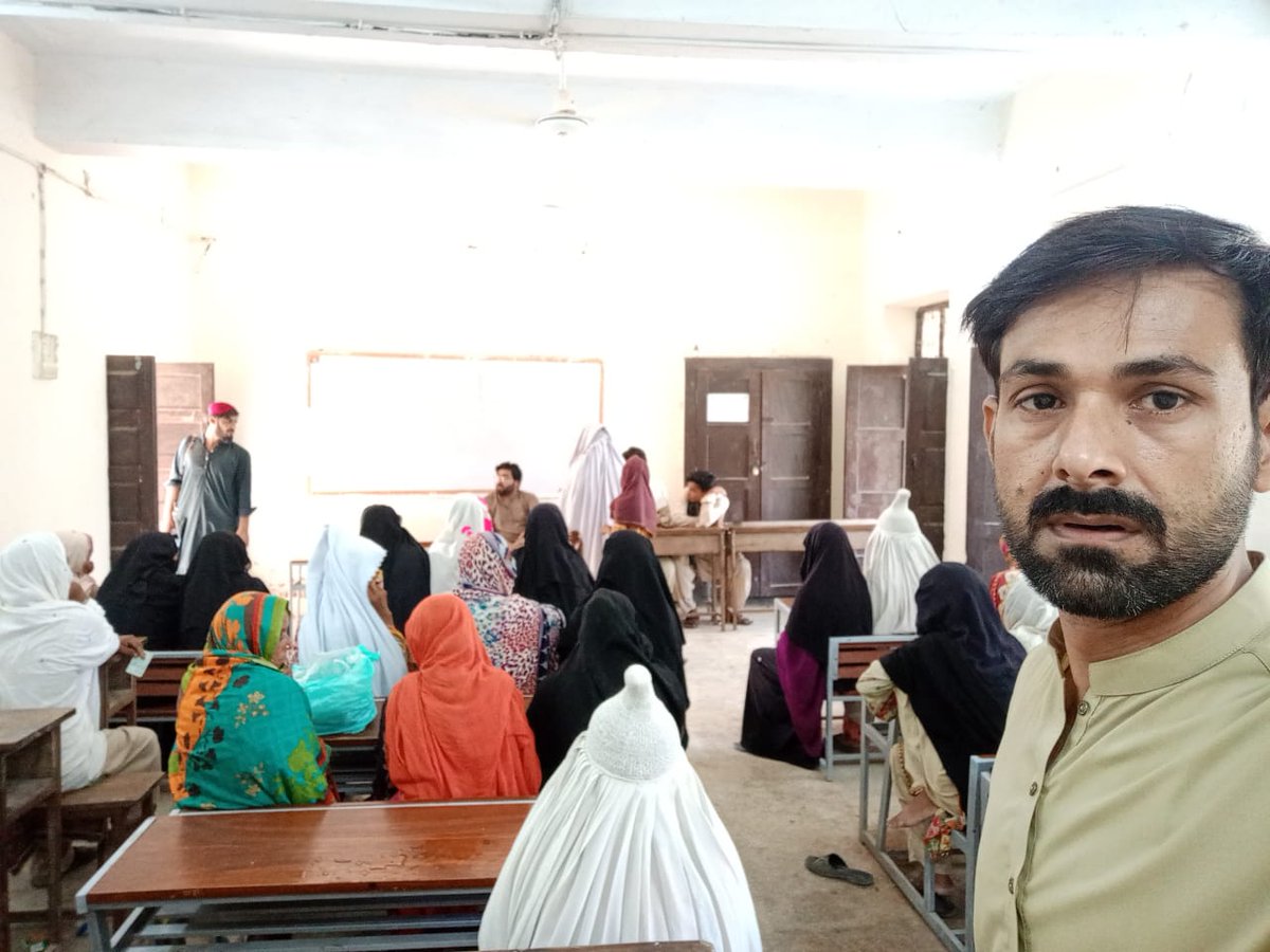 BISP_EMPLOYEES's tweet photo. سیلاب زدگان کیلئے امداد کی فراہمی میں بی آئی ایس پی ملازمین اپنے فرائض سرانجام دینے میں کوشاں۔
@ShaziaAttaMarri @bisp_pakistan @BBhuttoZardari @MuradAliShahPPP @CMShehbaz
#Timescalepromotion #RegularPromotion #MedicalforBISPEmployees #Pension #ContingentEmployeesRegularisation https://t.co/DA3CxVfl1L