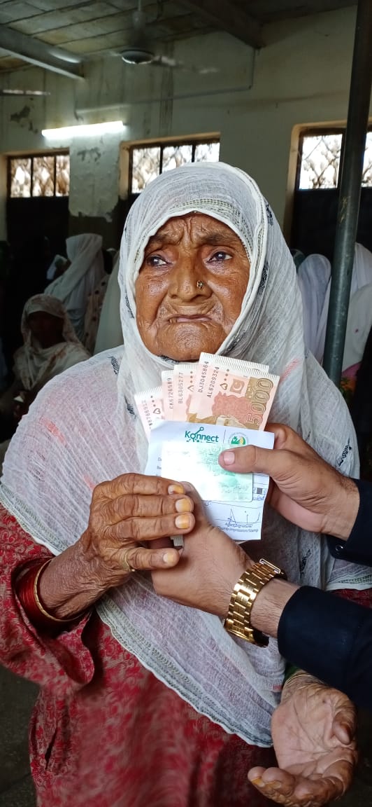 BISP_EMPLOYEES's tweet photo. سیلاب زدگان کیلئے امداد کی فراہمی میں بی آئی ایس پی ملازمین اپنے فرائض سرانجام دینے میں کوشاں۔
@ShaziaAttaMarri @bisp_pakistan @BBhuttoZardari @MuradAliShahPPP @CMShehbaz
#Timescalepromotion #RegularPromotion #MedicalforBISPEmployees #Pension #ContingentEmployeesRegularisation https://t.co/DA3CxVfl1L