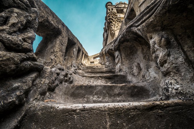 Skyërn Aklea - 1 pic. Je suis allé visiter le palais du facteur Cheval, c'est ouf ce qu'un seul être humain a pu faire en 33 ans parce qu'il se faisait chier. C'est de la pierre sculptée. Plus de photos à venir prochainement sur mon @Flickr : https://t.co/CRKk0xd4yu https://t.co/3mlTln9RCl