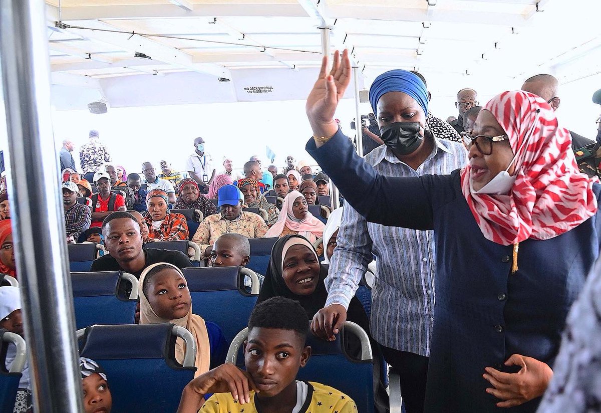 UhuruOnlinetz's tweet photo. RAIS SAMIA ASAFIRI KWA MELI KUTOKA ZANZAIBAR KWENDA DAR
#SEPTEMBA 05, 2022 |RAIS Samia Suluhu Hassan,akisalimiana na abiria na wananchi mbalimbali aliosafiri nao kwa Meli ya M.V Kilimanjaro 4 alipokuwa akiondoka katika Bandari ya Malindi Zanzibar akielekea Jijini Dar es Salaam. https://t.co/jfLrooTeft