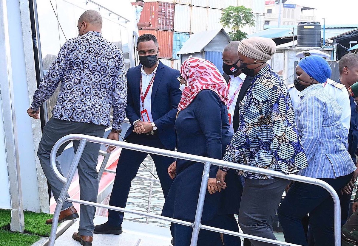 UhuruOnlinetz's tweet photo. RAIS SAMIA ASAFIRI KWA MELI KUTOKA ZANZAIBAR KWENDA DAR
#SEPTEMBA 05, 2022 |RAIS Samia Suluhu Hassan,akisalimiana na abiria na wananchi mbalimbali aliosafiri nao kwa Meli ya M.V Kilimanjaro 4 alipokuwa akiondoka katika Bandari ya Malindi Zanzibar akielekea Jijini Dar es Salaam. https://t.co/jfLrooTeft