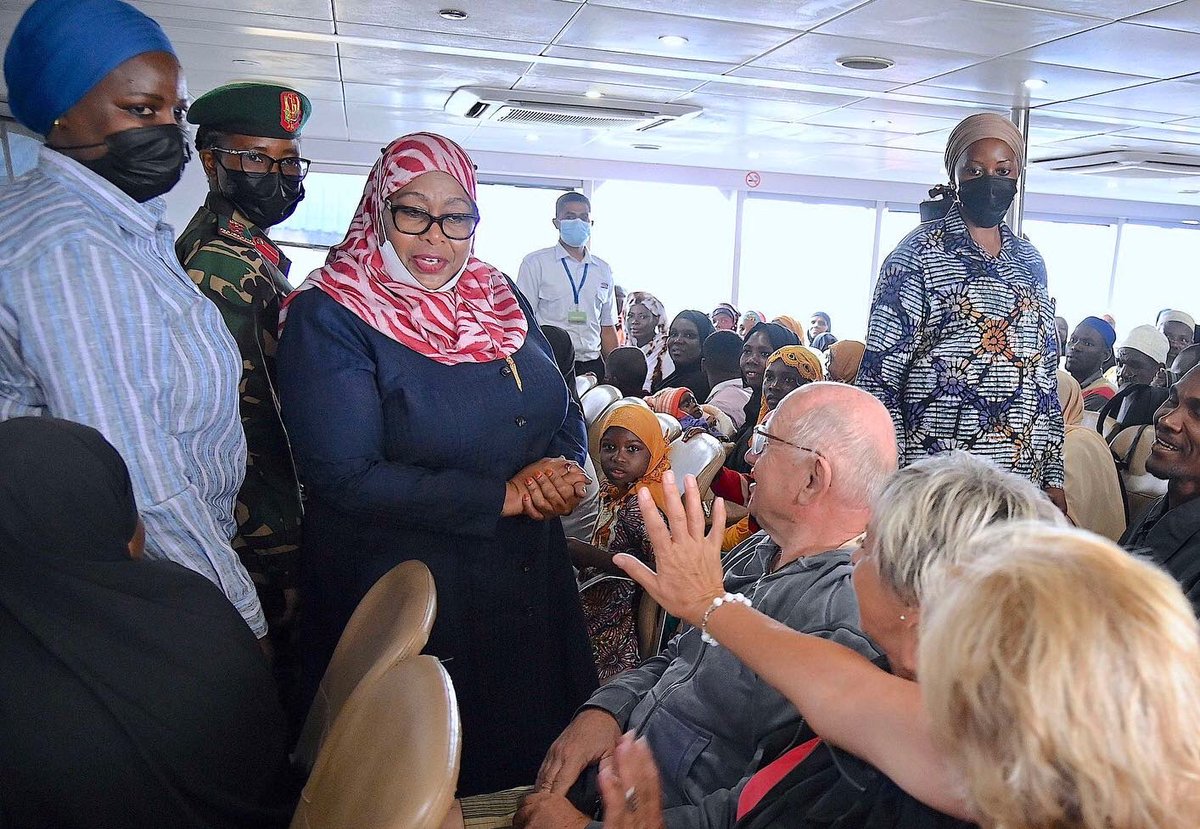 UhuruOnlinetz's tweet photo. RAIS SAMIA ASAFIRI KWA MELI KUTOKA ZANZAIBAR KWENDA DAR
#SEPTEMBA 05, 2022 |RAIS Samia Suluhu Hassan,akisalimiana na abiria na wananchi mbalimbali aliosafiri nao kwa Meli ya M.V Kilimanjaro 4 alipokuwa akiondoka katika Bandari ya Malindi Zanzibar akielekea Jijini Dar es Salaam. https://t.co/jfLrooTeft