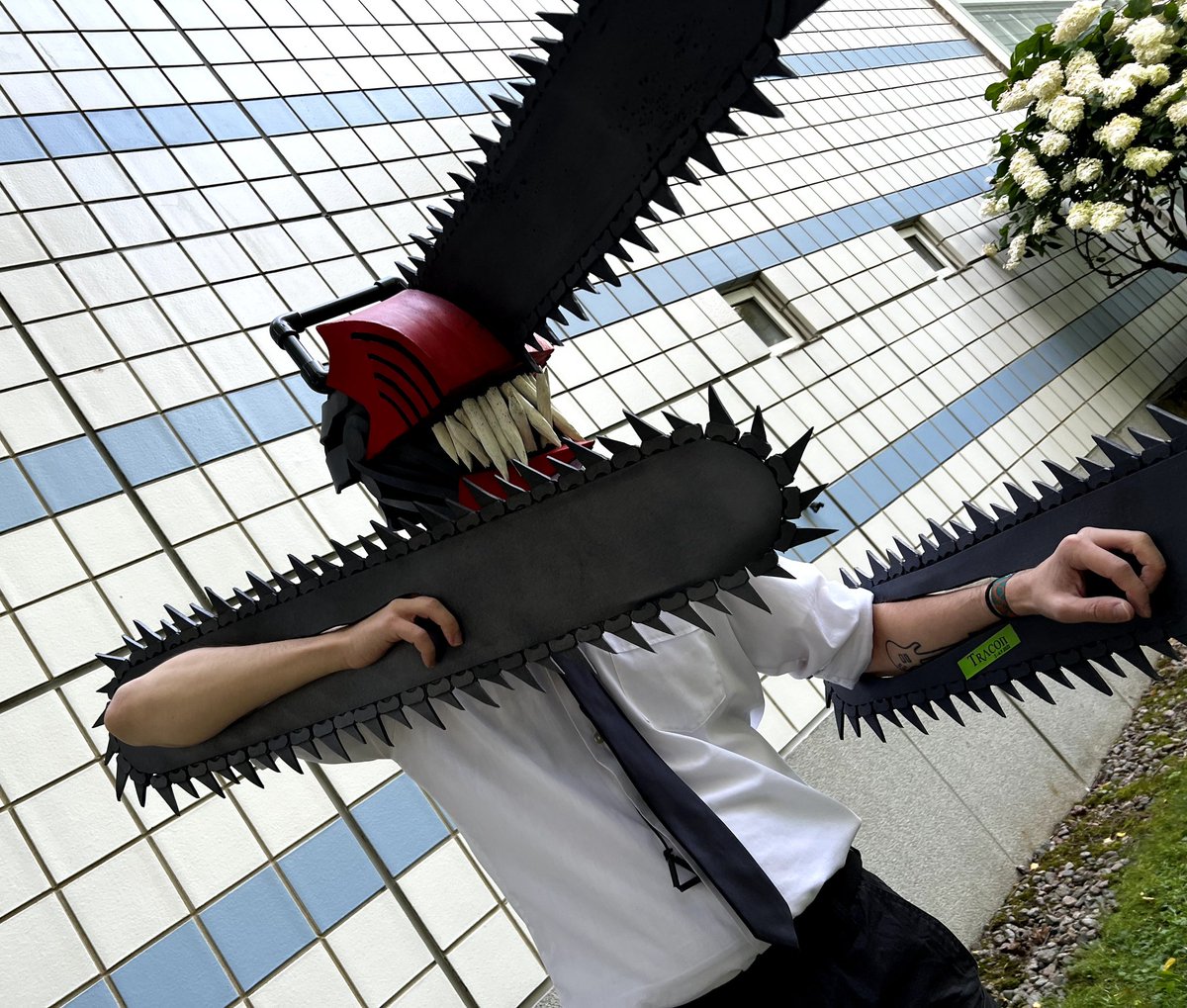 Benjimon7's tweet photo. Chainsaw Man cosplay pics! I amazingly only lost one chainsaw tooth during the entirety of Tracon, so I'm gonna call that a win.

Pictures taken by @Aironslug using @velippe 's phone (with a way better camera than mine). Big thanks to both! https://t.co/sk6HpE0HAv