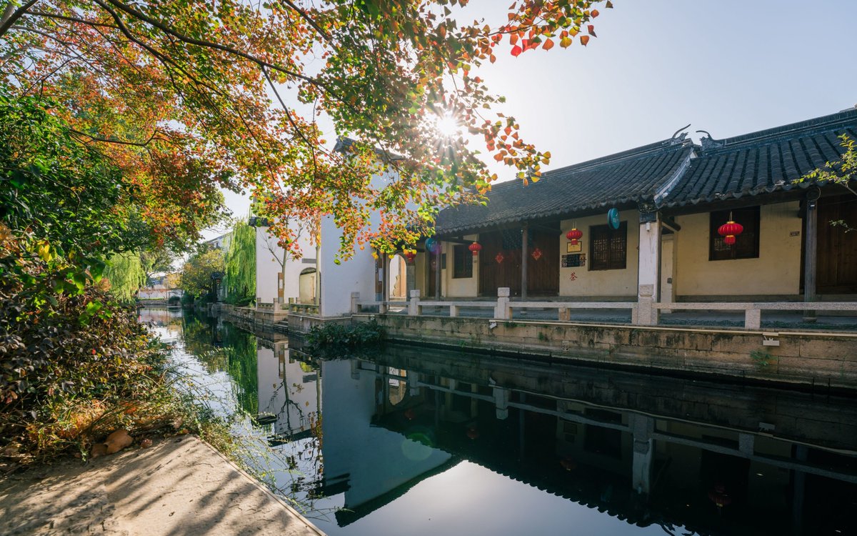 GoJiangsu's tweet photo. The ancient water town of Lili in #Suzhou, #Jiangsu is a perfect destination for anyone looking for a slow-paced trip. Relaxing on a boat and enjoying tasty pastries are among the many activities that will help you recharge. #TravelInJS https://t.co/mSKz1hehCB
