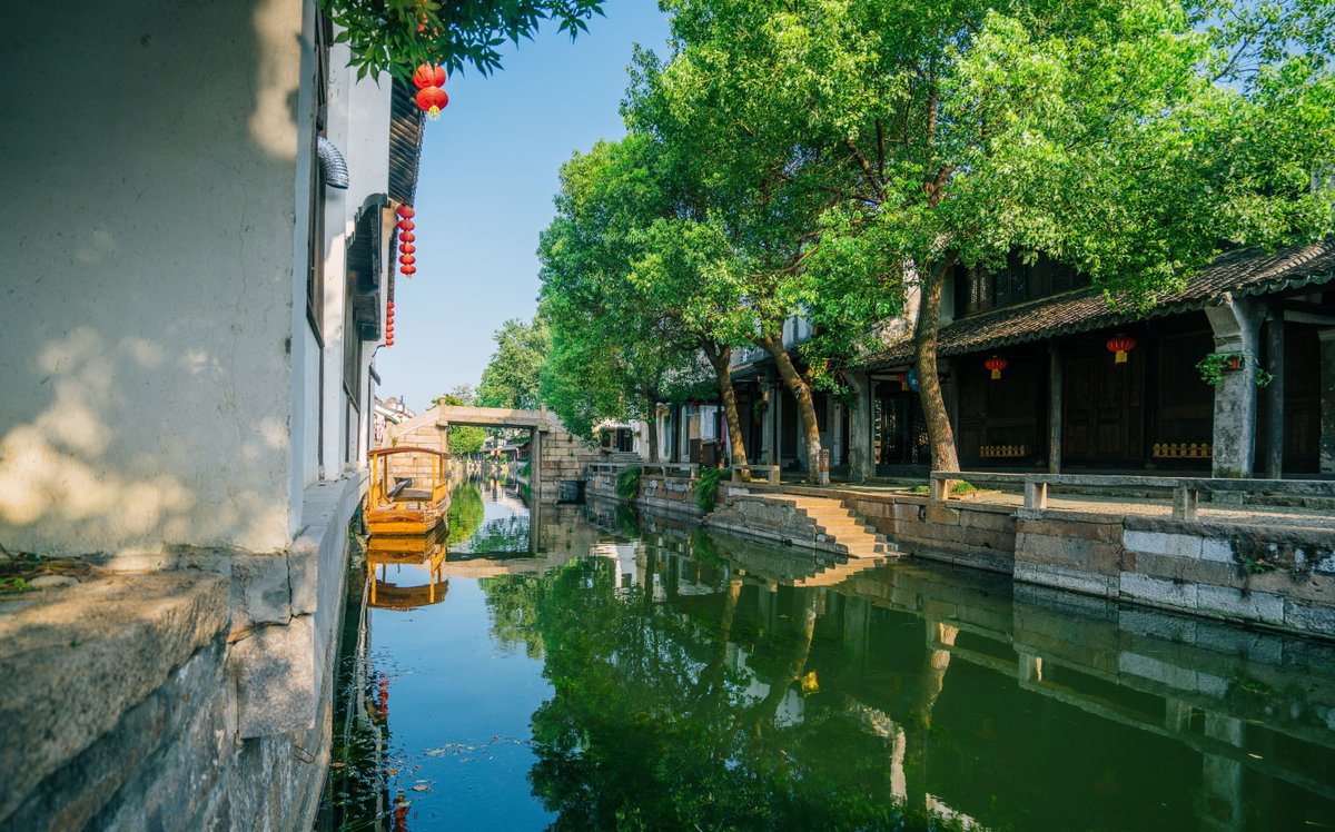 GoJiangsu's tweet photo. The ancient water town of Lili in #Suzhou, #Jiangsu is a perfect destination for anyone looking for a slow-paced trip. Relaxing on a boat and enjoying tasty pastries are among the many activities that will help you recharge. #TravelInJS https://t.co/mSKz1hehCB