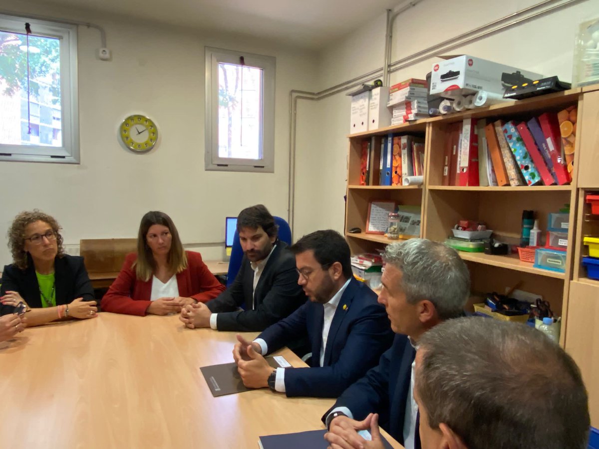 ajsantfeliu's tweet photo. El president de la @gencat @perearagones i el conseller d’Educació @JosepGCambray visiten avui l’Escola Bressol Patufet de #SantFeliu per celebrar la Roda de Premsa d'inici del nou curs escolar a la ciutat.

#ViuSantFeliu #ViuEducació #inicidecurs #someducacio @educaciocat https://t.co/ZEEKyV3i7B