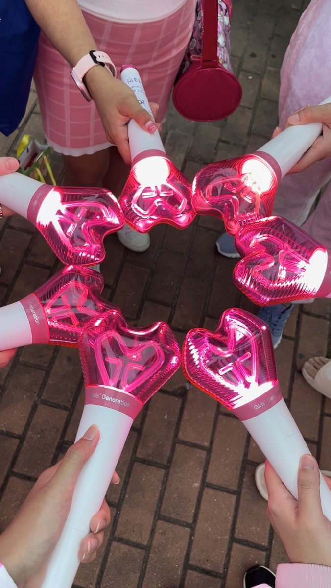 윰 tweet media