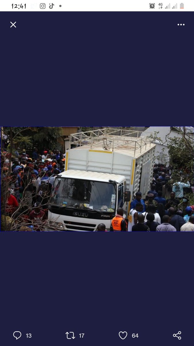 Kwani hii lori ilikua imebeba nini?🤣🤣🤣🤣