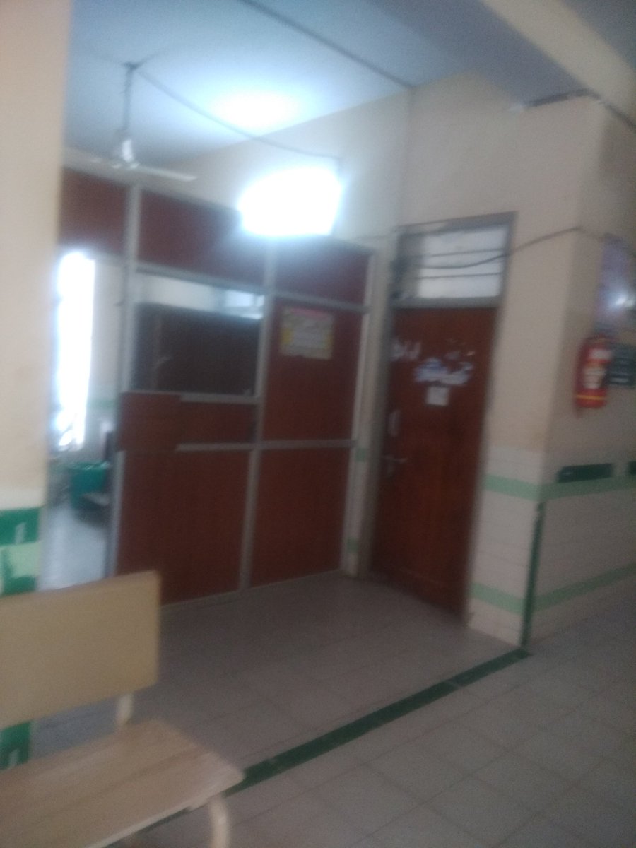 karanka05359682's tweet photo. Peddapalli District  Government Hospital..peruku pedha hospital time ku evaru leru kaliga fans Thiragadam Thappa..A doctor leru Adigithy Asabya karanga matladuthunnaru.oka timings levu unna patincharu  ..peruku peddapalli District ., https://t.co/gALbk68l2f