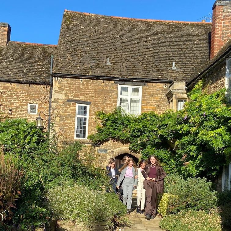 OakhamSch's tweet photo. Welcome back to our staff and pupils for the new academic year! #firstdaysback #beautifulmorning☀️ https://t.co/fmWxek4VAI